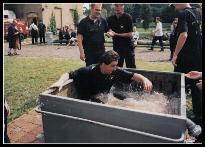 Howi wurde auch ganz sanft von seiner Mädchemannschaft getauft.
